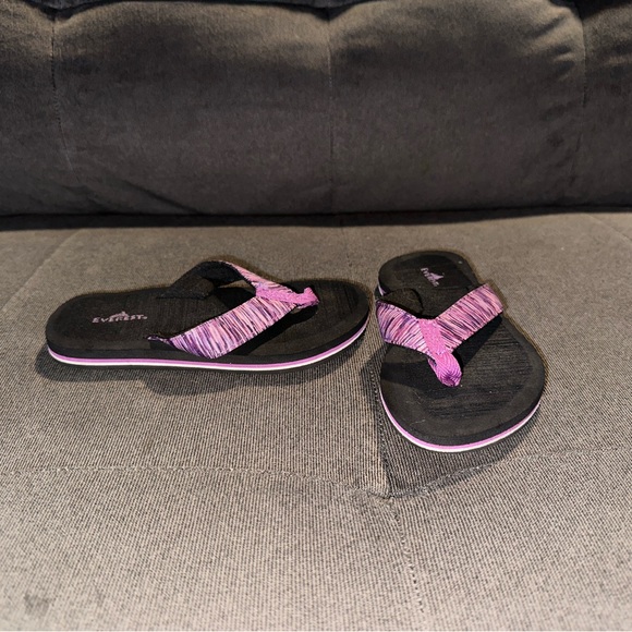Girls Everest Flip Flops - Picture 6 of 12